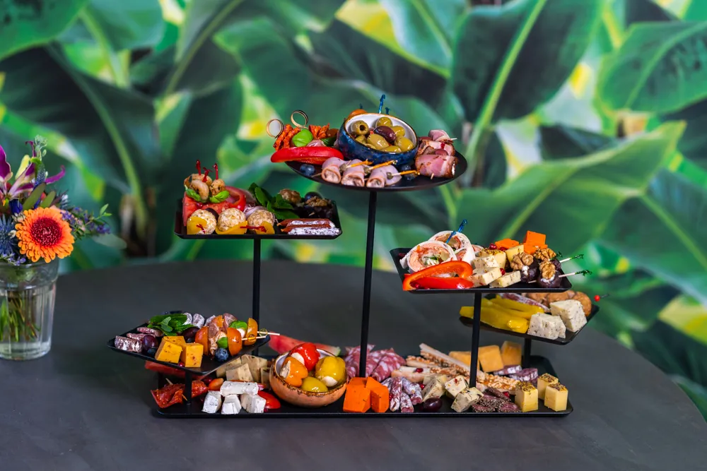 Zwarte etagère met Italiaanse borrelhapjes en antipasti