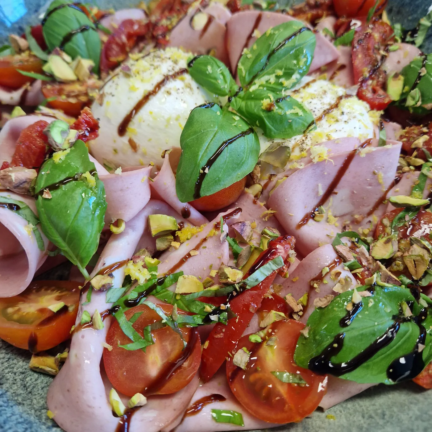 Burrata met mortadella, tomaat, basilicum en pistache