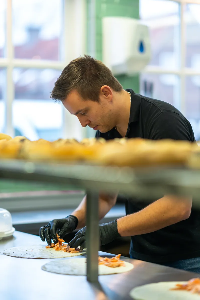 Dave maakt verse wraps in de keuken