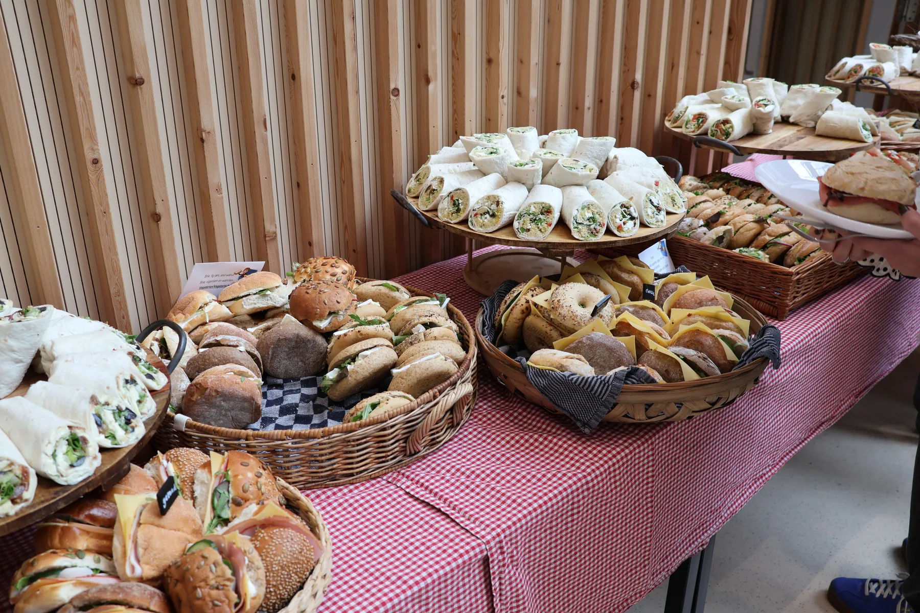 Lunchbuffet met manden luxe broodjes, bagels en wraps